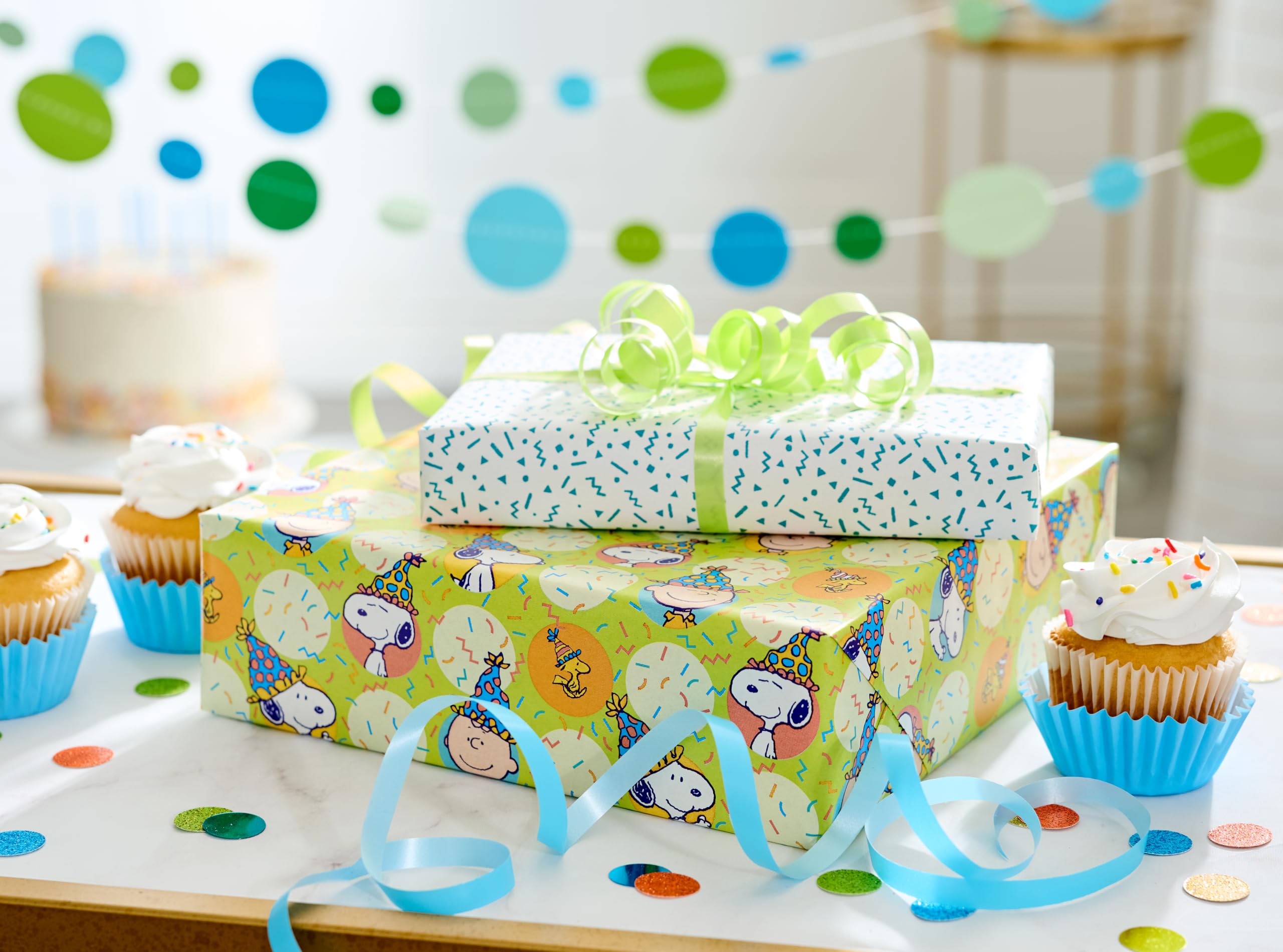 American Greetings 40 sq. ft. Reversible Peanuts Wrapping Paper for Birthday (1 Roll, 30 in. x 192 in.) - Image 6